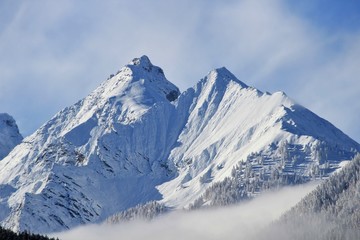 Fototapeta na wymiar Sommets des Alpes en hiver