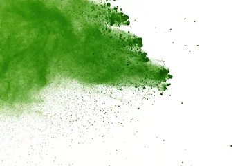 abstrakter, pulverbespritzter Hintergrund, Freeze-Bewegung von grünem Pulver, das explodiert/grünen Staub wirft © wooddy7