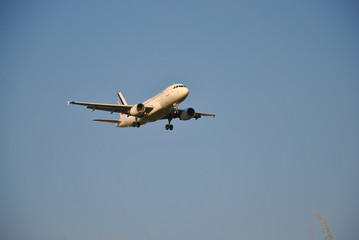 En el aire con el cielo limpio 