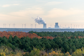 Fototapeta na wymiar Kohlekraftwerk umgeben von Windrädern