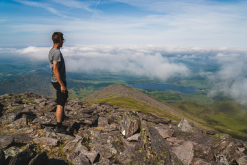 Naklejka premium Man on the trail to mount Carrauntoohil