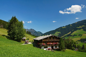 Typisches altes Bauernhaus im Tiroler Alpbachtal