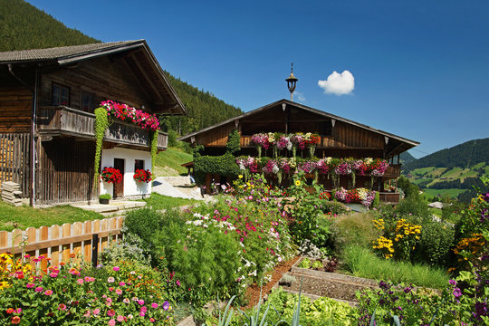 Typisches altes Bauernhaus im Tiroler Alpbachtal