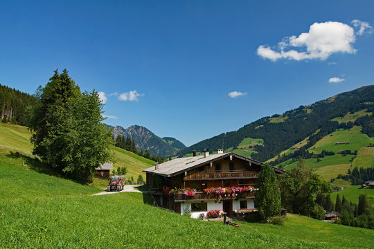 Typisches altes Bauernhaus im Tiroler Alpbachtal