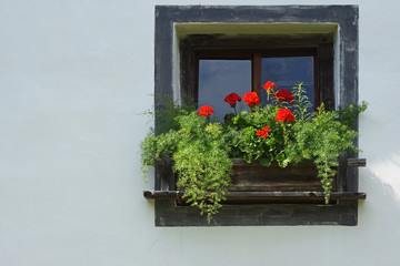 Fototapeta na wymiar Blumenschmuck an einem alten Tiroller Bauernhaus in Kramsach