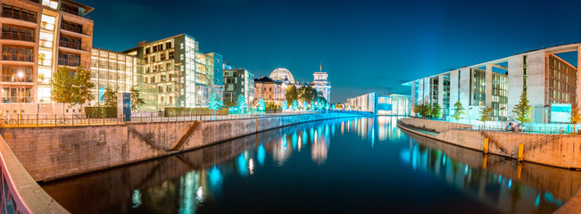 Naklejka premium Dzielnica rządowa Berlina z rzeką Szprewa o zmierzchu, centrum Berlina Mitte, Niemcy