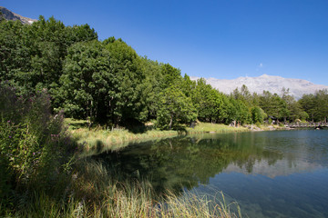 Fototapeta na wymiar Alpine mountains refelecting in a lake
