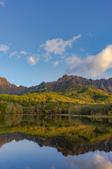 戸隠鏡池の紅葉と水鏡