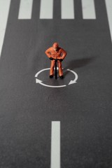 miniatura di lavoratori che riparano una strada urbana