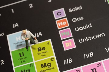 professore di chimica in miniatura fa lezione sulla tavola periodica degli elementi
