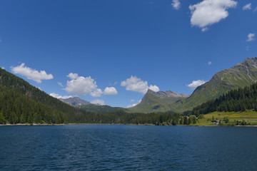 Vista del lago con la montagna in fondo in estate nel mese di luglio