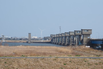 Fototapeta na wymiar 利根川河口堰と風車