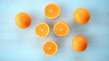 Pomarańcze leżące na błękitnym kuchennym blacie