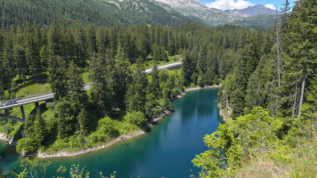 Fototapeta Vista dall'alto di un lago immerso tra le montagne