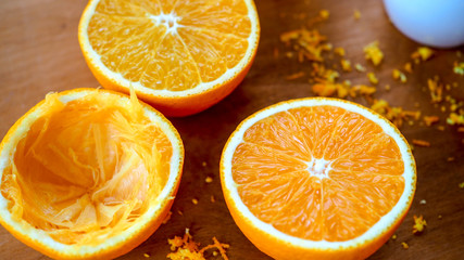 Świeże pokrojone pomarańcze i sok pomarańczowy na drewnianym blacie