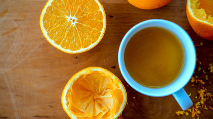 Świeże pokrojone pomarańcze i sok pomarańczowy na drewnianym blacie