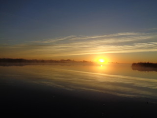 Obraz premium Утро на реке осень туман солнце утка донки рыба