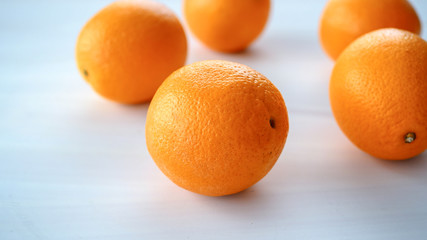 Pomarańcze leżące na białym kuchennym drewnianym blacie