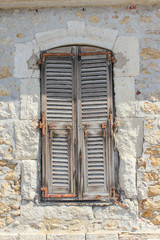 Mediterrane Fensterläden Fenster Fassade in Antibes Südfrankreich