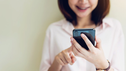 Naklejka premium Woman using smartphone on room, During leisure time. The concept of using the phone is essential in everyday life.