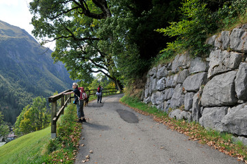  kleinwalsertal, wanderer auf dem weg von mittelberg nach baad