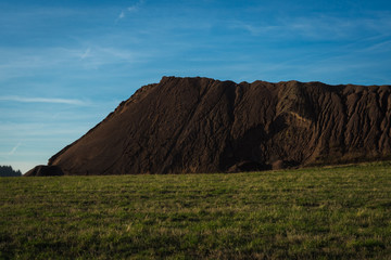 Naklejka premium Bitumenhügel Landschaft