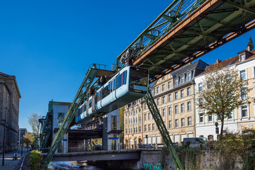Wuppertaler Schwebebahn im Herbst; Nordrhein-Westfalen; Deutschland
