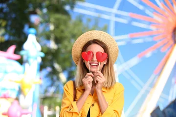 Vlies Fototapete Vergnügungspark Schöne Frau mit Süßigkeiten, die sich im Vergnügungspark amüsieren