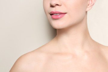 Obraz premium Beautiful young woman with perfect lips makeup on light background, closeup