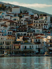 Obraz premium Skopelos Old Town and small greek houses on the hill as seen from the water in the harbor