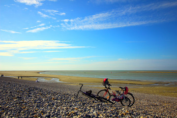 la plage du hourdel avec vue sur la baie de somme en picardie 