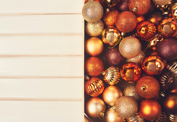 Obraz premium Christmas decorations over white wood board. Space for text