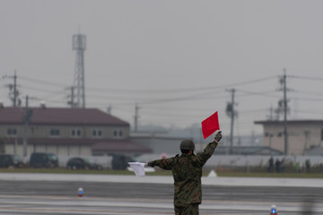 手旗信号をする自衛官