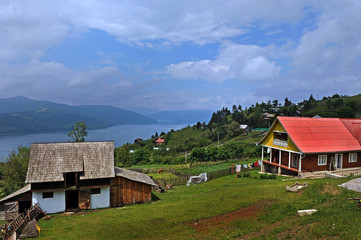 Landschat um den Bicaz See (Kreis Neamț) in Rumänien