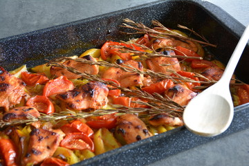 Hähnchen-Auflauf mit Tomaten, Kartoffeln und Rosmarin