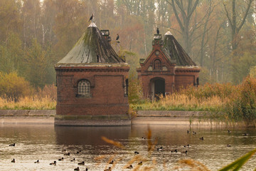 See mit alten Schieberhäuser mit Kormorane auf Dach