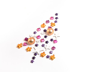  farbenfrohe Sterne und Kugeln in Form eines Weihnachtsbaums auf weißem Hintergurnd