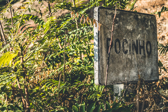 Placa esquecida - Pocinho