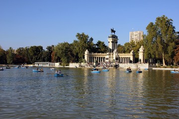 Fototapeta na wymiar Monumento a Alfonson XII y estanque del parque del Retiro, en Madrid.