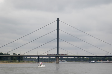 blick auf die brücke über den rhein in düsseldorf deutschland fotografiert während einer rundtour in düsseldorf deutschland mit weitwinkel objektiv