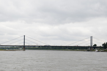 total ansicht einer brücke über dem rhein in düsseldorf deutschland fotografiert während einer rundtour in düsseldorf deutschland mit weitwinkel objektiv