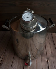 distiller for the manufacture of alcohol with a temperature sensor