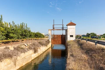Papier Peint photo Canal Acequia Real del Jucar - sluicegate of an irrigation watercourse canal at Benifaio, province of Valencia, Spain