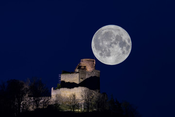 Zamek Chojnik z księżycem, Karkonosze © Rafał Bachanek