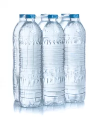 Fototapeten Plastikflaschenwasser in eingewickeltem Paket auf weißem Hintergrund © showcake