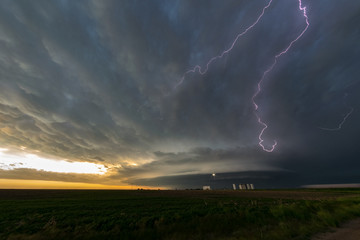 Obraz na płótnie Canvas A supercell thunderstorm with lightning over northeastern Colorado at sunset