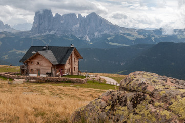 Fototapeta na wymiar Berghütte in den Dolomiten, Südtirol, Italien