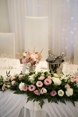 Pięknie przybrany i udekorowany stół weselny