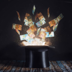 Geld fliegt aus den Hut raus