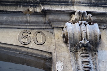 numéro 60 sur façade de pierre